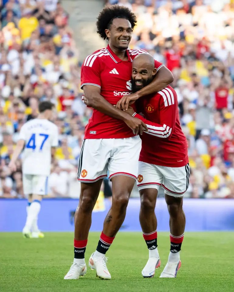 Zirkzee and Mbeumo celebrate.
