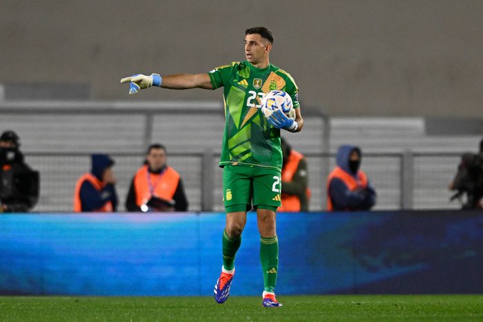 Emiliano Martinez was contacted as a possible Andre Onana replacement. || Imago