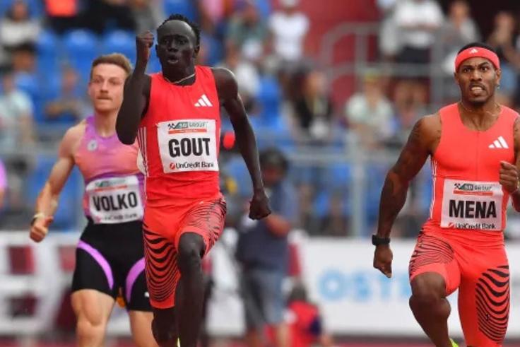 Teenage sprint sensation Gout Gout shatters record on home turf