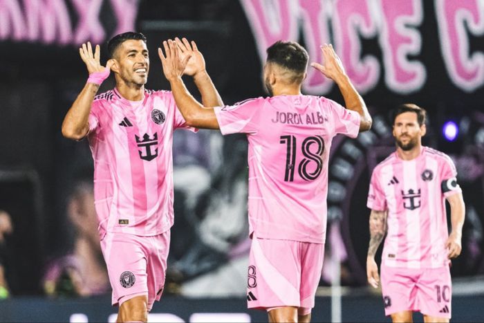 As the MLS comes to a close, Lionel Messi scored 2 goals and assisted 1 as Inter Miami defeated Atlanta United 4-0 at home.