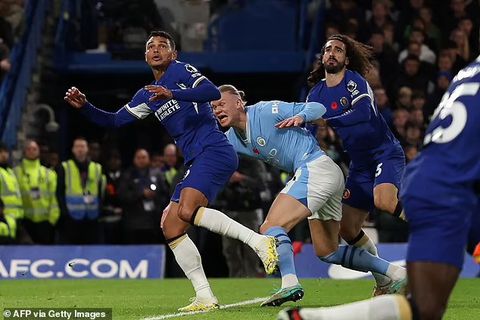 Cucurella's tussle with Erling Haaland || Image credit: Daily Mail