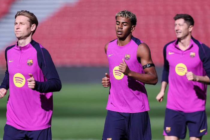 Lamine Yamal and Frenkie de Jong during the training day of FC Barcelona || Image credit: Imago
