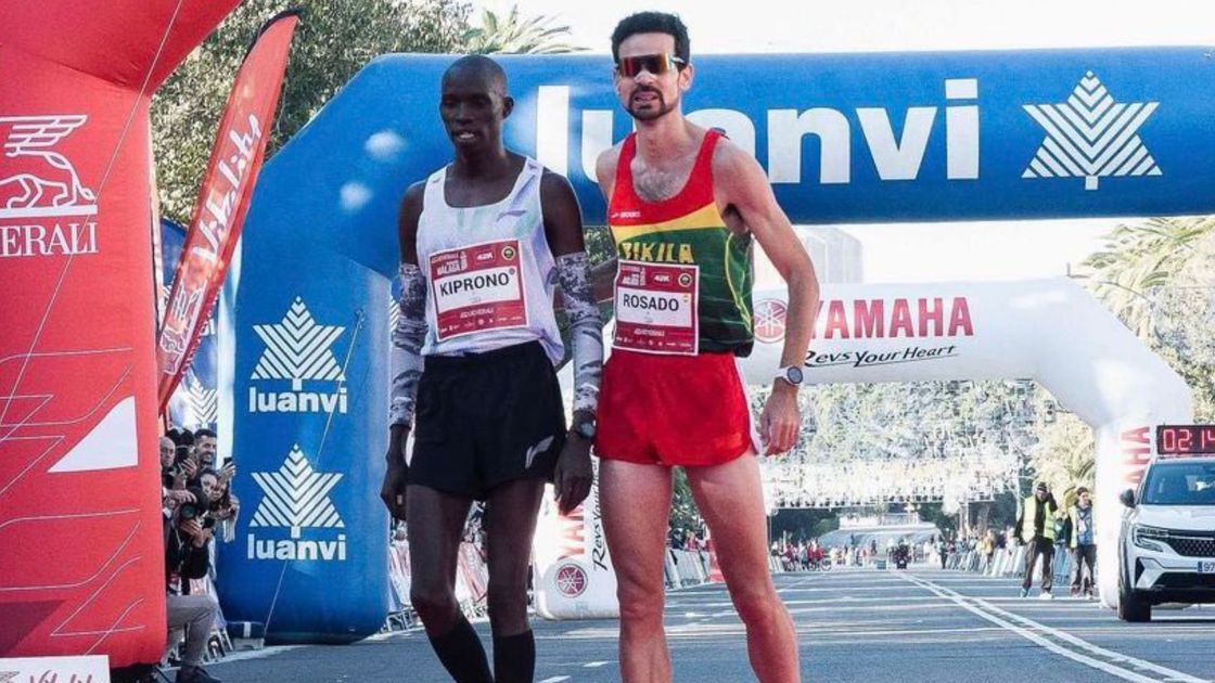 La deportividad del corredor español ayuda al atleta keniano en el Maratón de Málaga