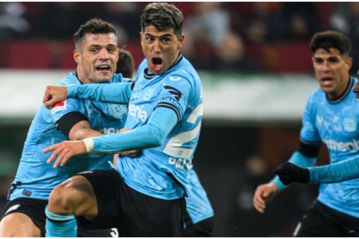 Palacios celebrates with his Bayer Leverkusen teammates.