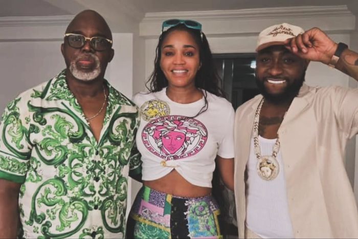 Former NFF President Amaju Pinnick and Afrobeats star  Davido reconcile to bury 2 billion suit in Ilashe.