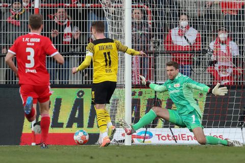 Reus strikes twice as Dortmund trim Bayern's lead