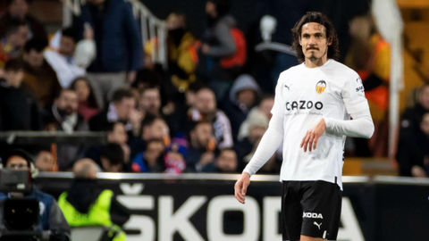 Valencia woes compounded with injury to Cavani