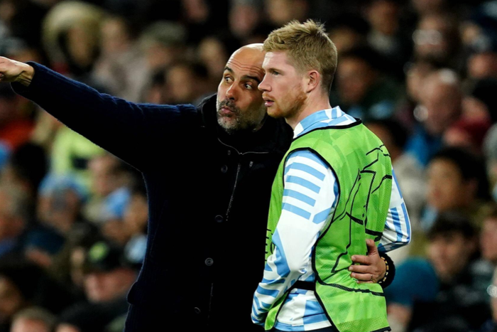 Pep Guardiola giving Kevin de Bruyne instructions in the Champions League