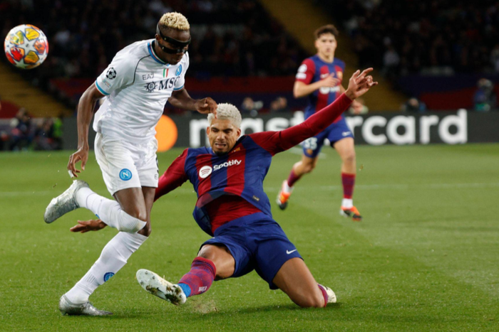 Ronald Araujo tackling Victor Osimhen in Barcelona vs Napoli || Image credit: Imago