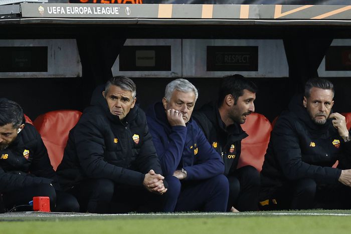 Mourinho watches on as AS Roma suffer a narrow defeat against Feyenoord