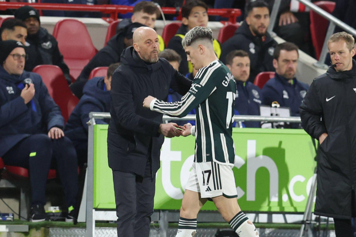 Erik ten Hag, Manager of Manchester United, ManU shakes hands with Alejandro Garnacho of Manchester United after he is substituted during the Premier League match at Gtech Community Stadium, London. Picture credit: Paul Terry / Sportimage