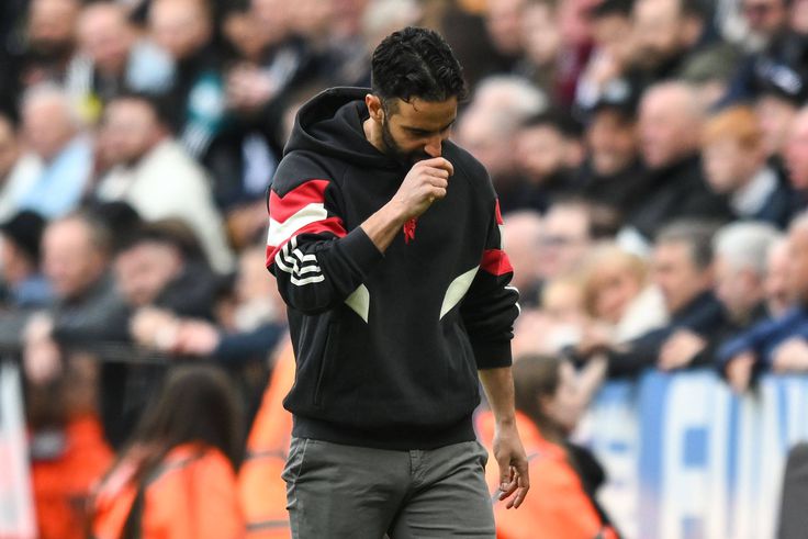 Ruben Amorim looks dejected (Credit: Imago)