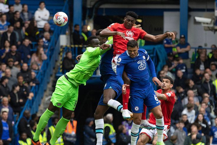 Chelsea vs Nottingham Forest in a Premier League action.