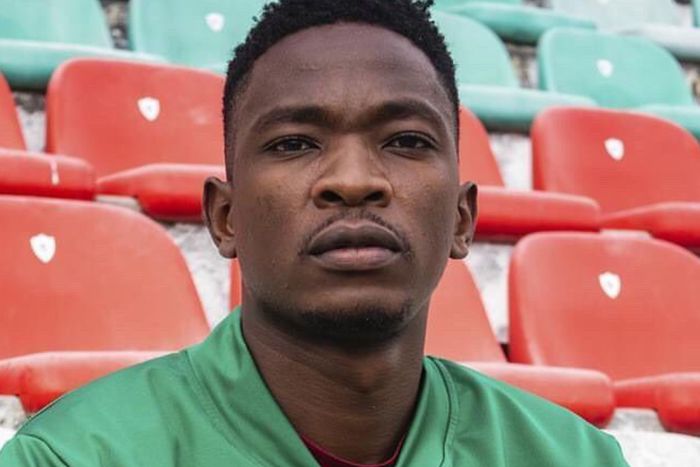 Johnstone Omurwa during his unveiling at Estrela da Amadora .