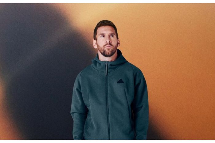 Lionel Messi dying to get a picture with Jordan