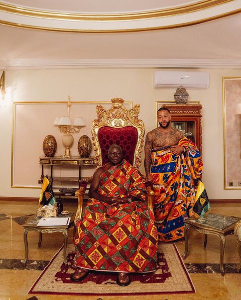 Currently on vacation in Ghana, the Netherlands international paid respects to Otumfuo by going to the Manhyia Palace.