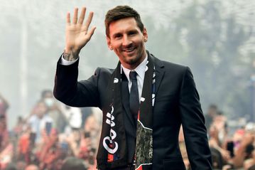 Pochettino hails "incredible" Messi