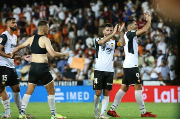 Valencia overcome third-minute red card to beat Getafe in season-opener