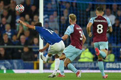 Everton blitz Burnley to move joint top of Premier League