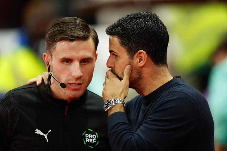 Arteta speaking to the fourth official || Imago