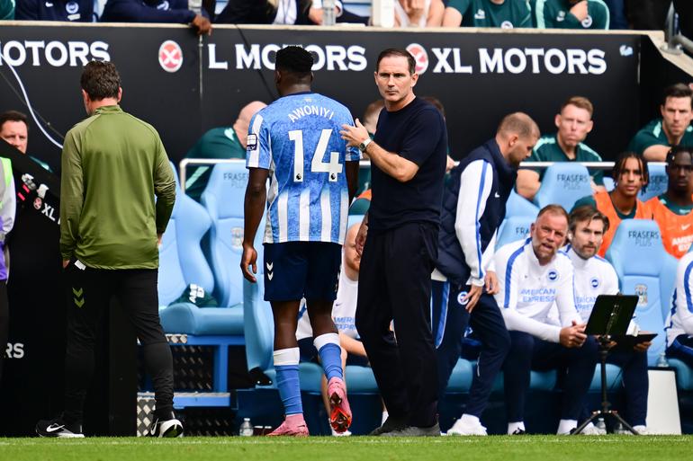 Awoniyi sent off || Imago