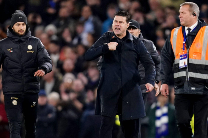 Chelsea boss Mauricio Pochettino angry at referee Anthony Taylor after Manchester City clash || Image credit: Imago