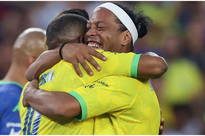 Jay Jay Okocha with another Brazilian legend Ronaldinho.