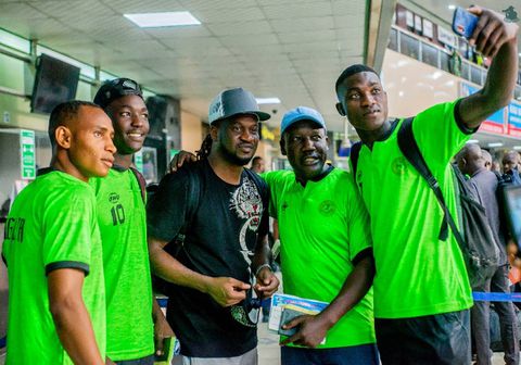 P-Square's Peter Okoye spotted with Nigeria's handball youth teams in Lagos
