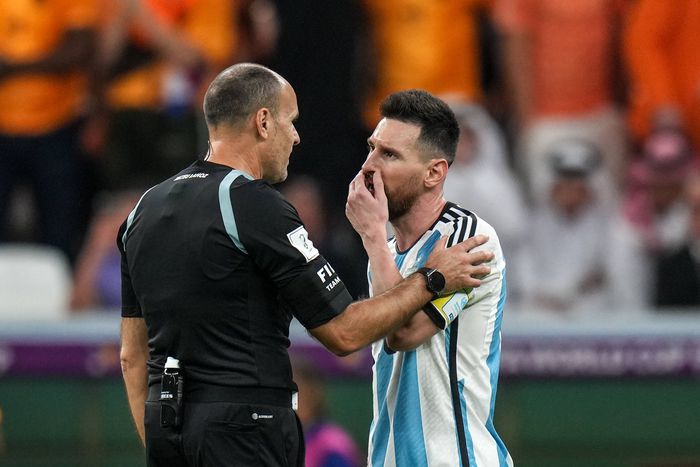 MESSI Lionel of team Argentina talk to referee MATEU Antonio after first half during the FIFA World Cup Qatar 2022