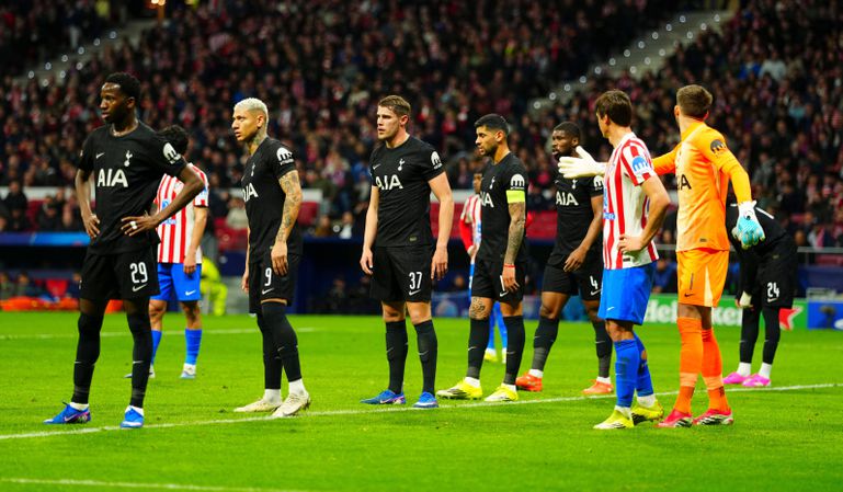 Tottenham players looking confused || imago