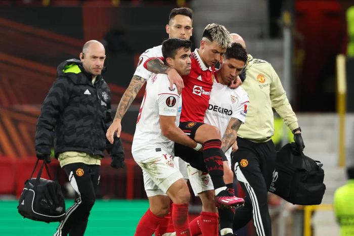 Manchester United defender Lisandro Martinez goes off injured