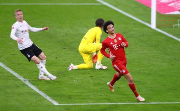 Bayern wait on record-chasing Lewandowski as top-four race hots up