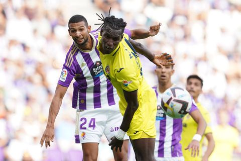 Nicolas Jackson winning a header