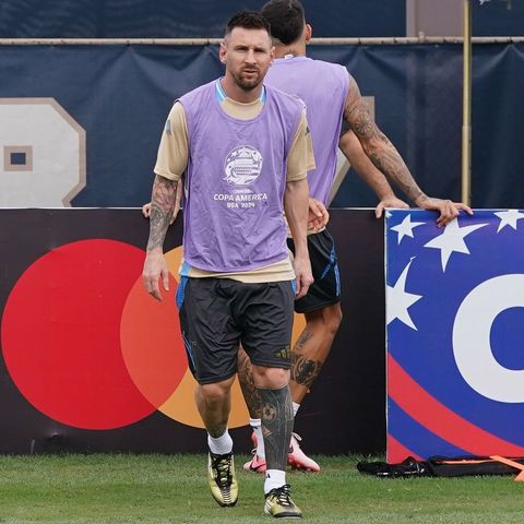 Argentina captain Lionel Messi poses with teammates as they send a warning to Colombia ahead of the 2024 Copa America final.