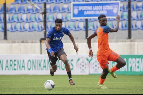 Paschal Durugbor in action for Sporting Lagos against Sunshine Stars last season in the NPFL.