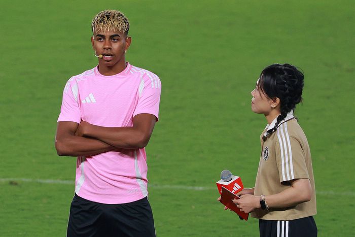 Footballer Lamine Yamal (L) interacts with participants during his visit to 2024-2025 China High School Football League National Finals on July 9, 2025 in Shanghai, China. Copyright: xVCGx