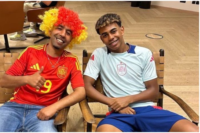 Lamine Yamal and his father.