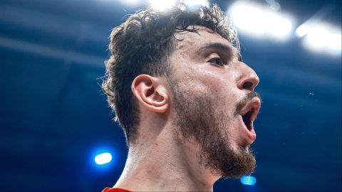 The national basketball teams of Germany and Turkey face off in the EuroBasket grand final in Riga.