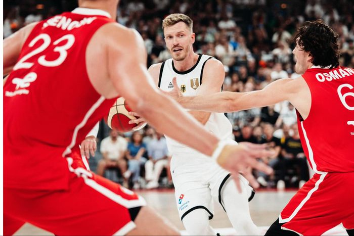 The national basketball teams of Germany and Turkey face off in the EuroBasket grand final in Riga.