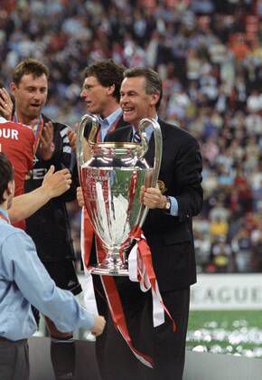Ottmar Hizfeld with the UEFA Champions League trophy in 2001 | Imago