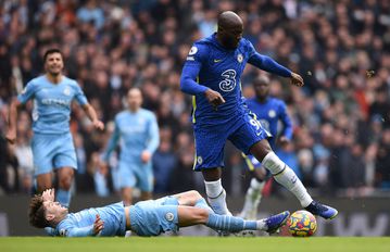 No 'hiding' place for Lukaku as De Bruyne strike stretches Man City's lead