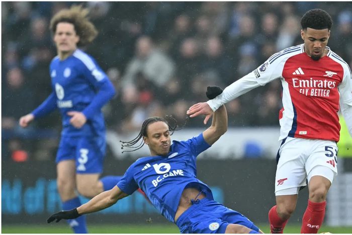 Ethan Nwaneri in full flight against Leicester City.