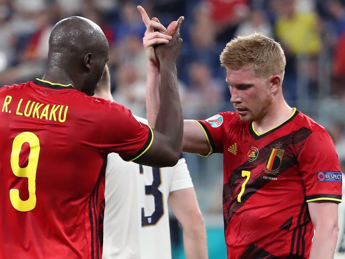 Kevin De Bruyne knows how to find Romelu Lukaku easily