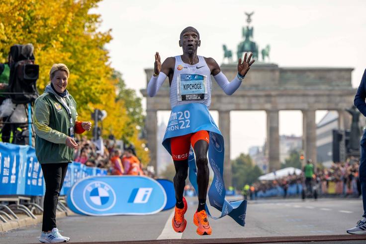 Eliud Kipchoge cuts the tape at the 2022 BMW Berlin Marathon