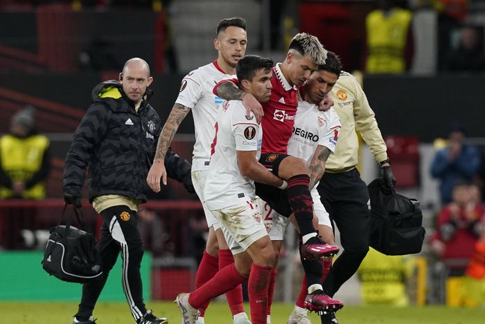 Lisandro Martinez injured against Sevilla