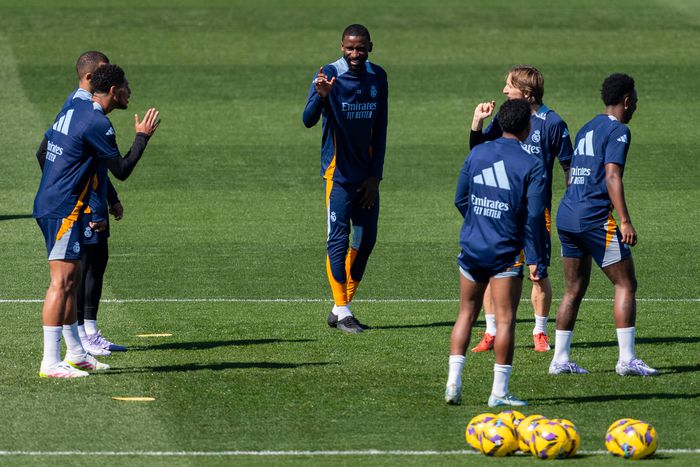 Real Madrid Training Session and press conference, PK, Pressekonferenz Antonio Rudiger of Real Madrid CF (C) is seen joking with Jude Bellingham of Real Madrid CF (L) during Real Madrid Training Session and Press Conference || Image credit: Imago