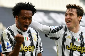 Ten-man Juve beat Inter to keep Champions League hopes alive