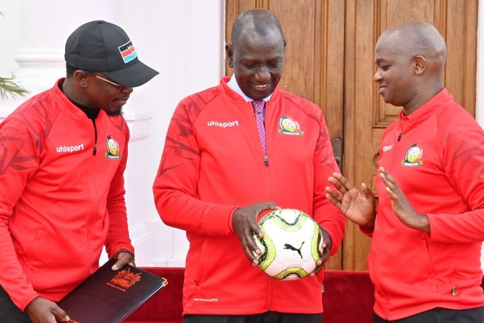 President William Ruto, Sports CS Ababu Namwamba and FKF boss Nick Mwendwa at State House, Nairobi.
