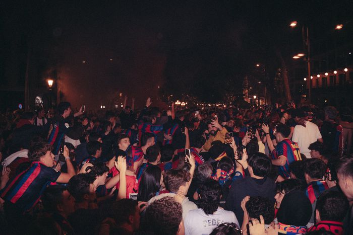 Bareclona fans call for Messi in title celebration