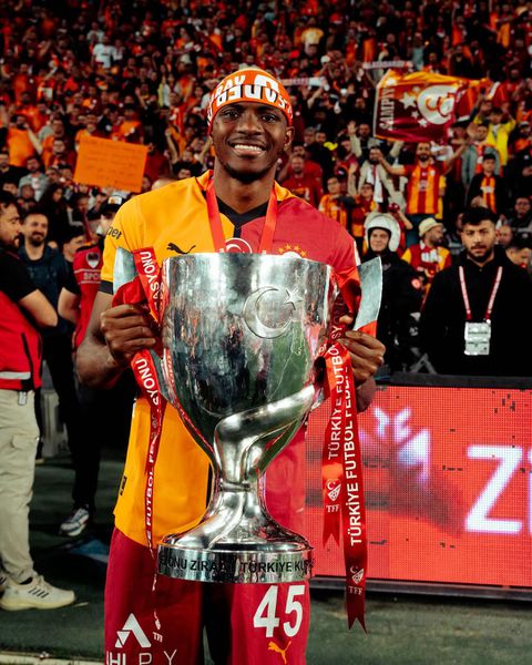 Victor Osimhen with the giant Turkish Cup.